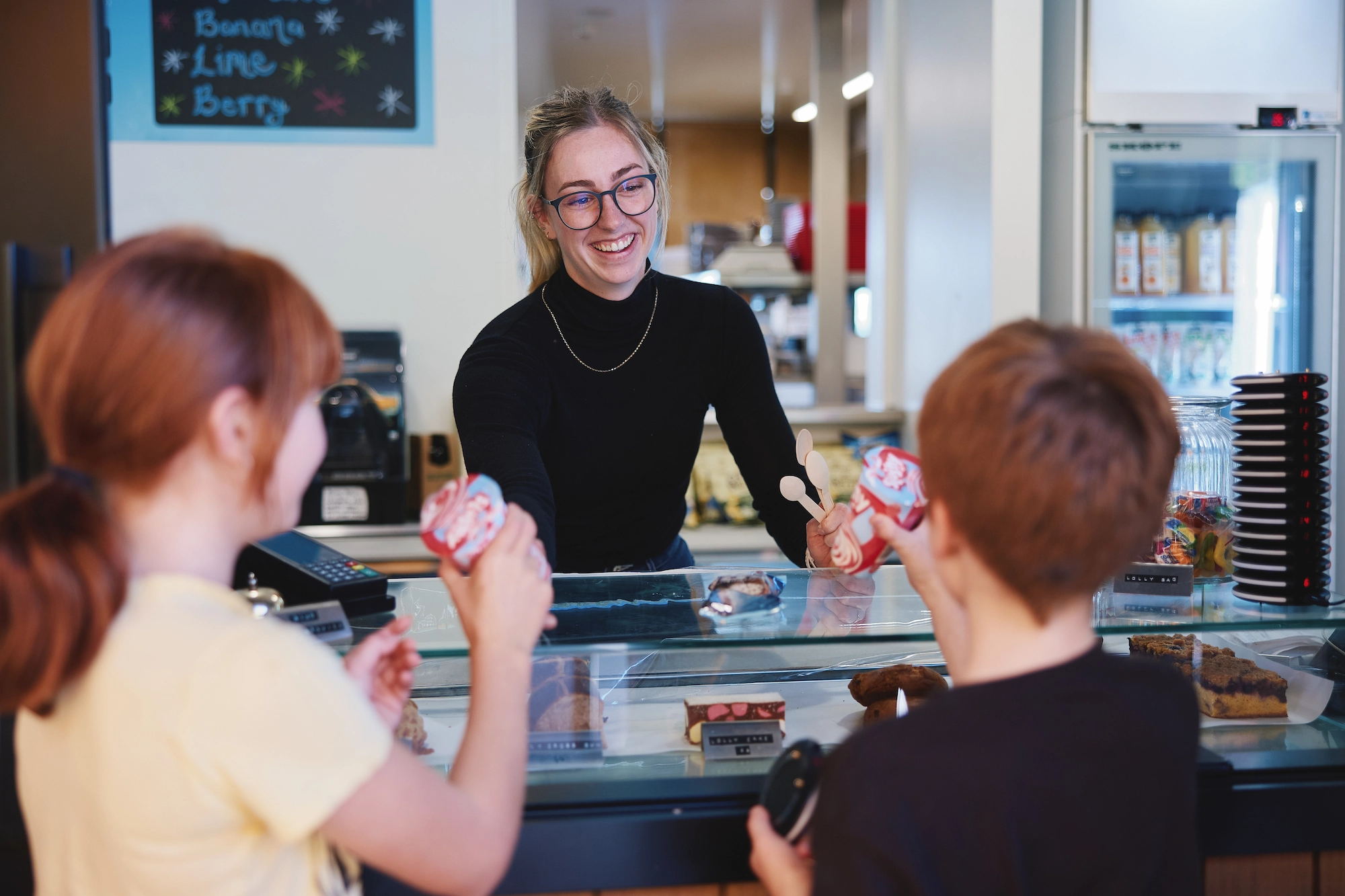 Kids buying ice cream at the Zoo Cafe